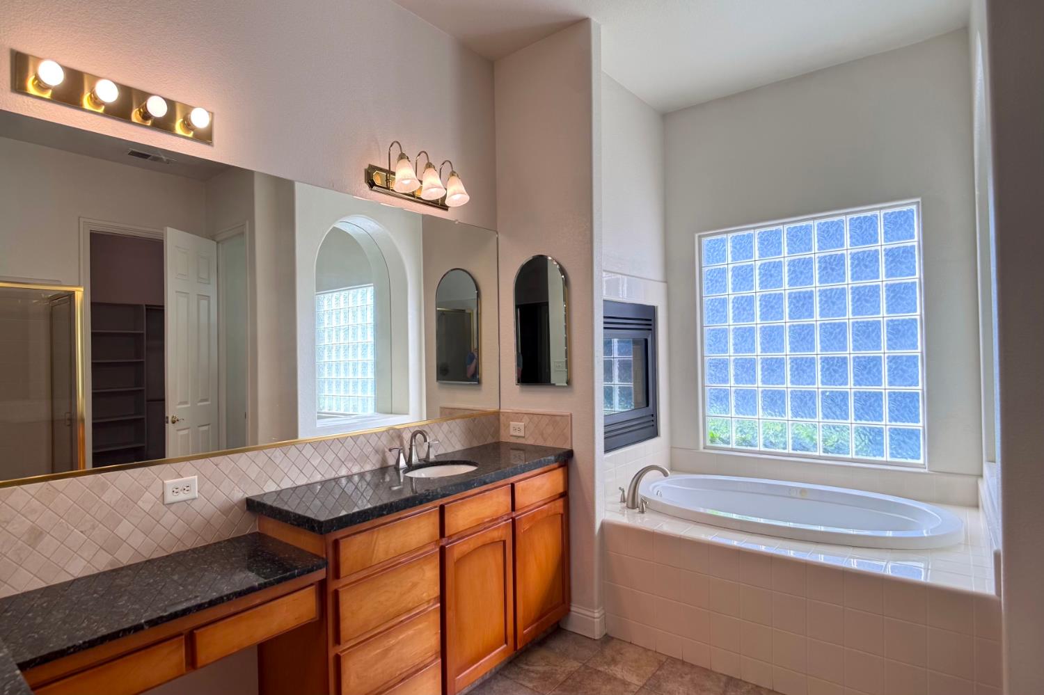 9812 N Sedona Cir, Fresno, CA 93720