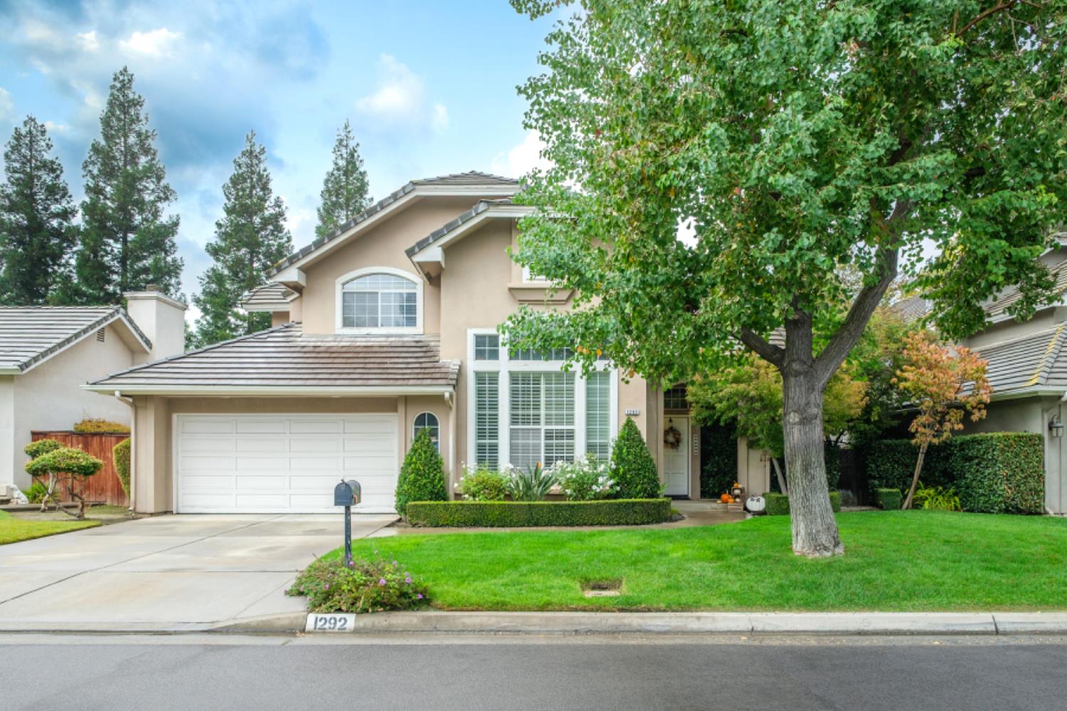 1292 E Le Parc Dr