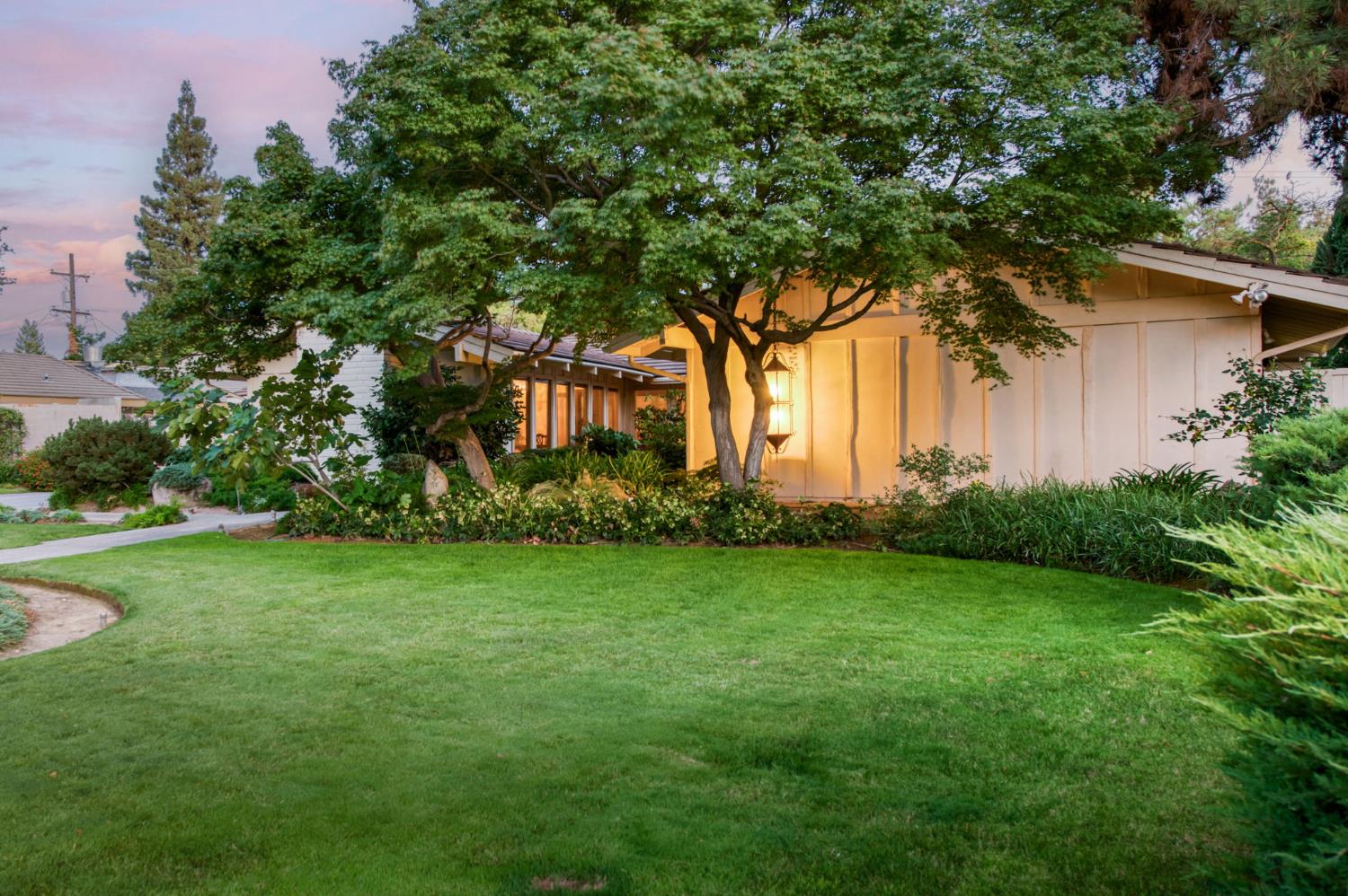 1687 W Dovewood