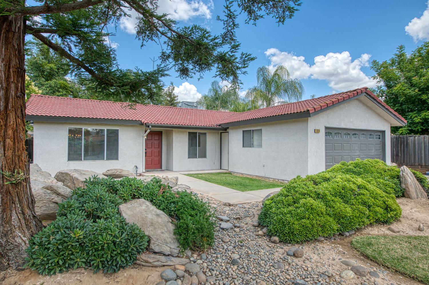 5034 W Menlo Ave
